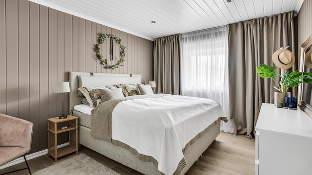 Soverom i underetasjen med nedsenket himling og downlights.