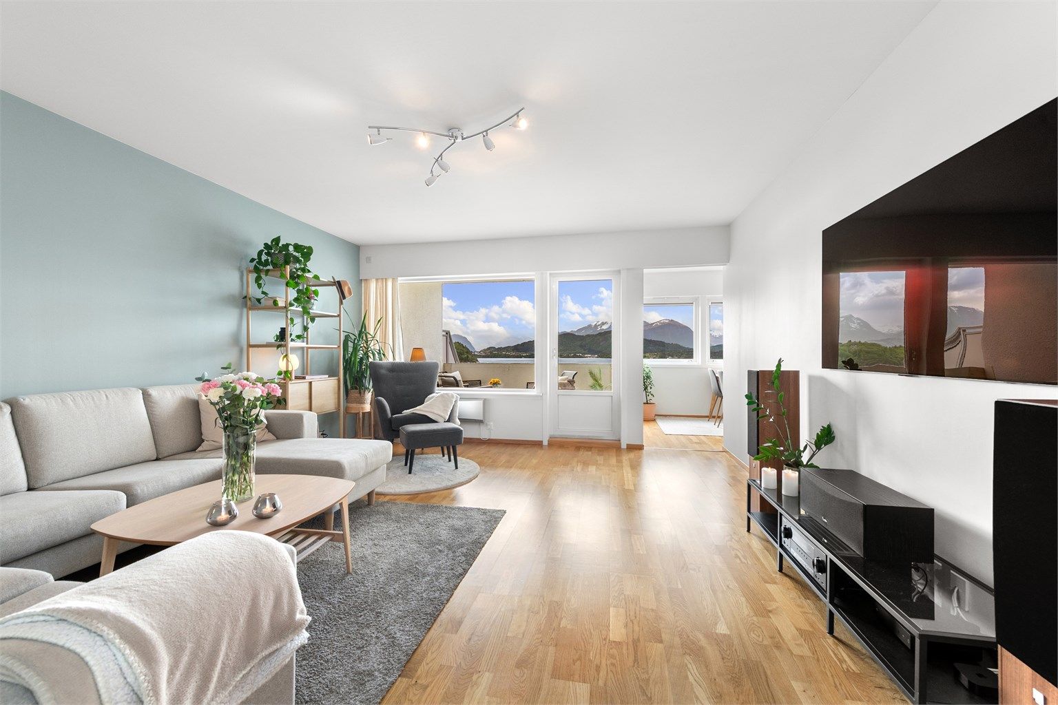 Velkommen til Borgundfjordvegn 83 presentert av Eiendomsmegler/Partner Elisabeth Skjold 