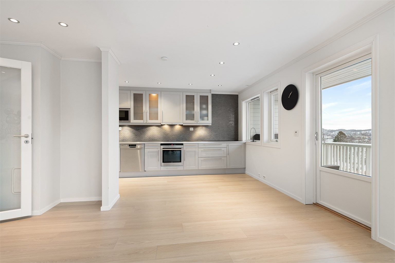 Fra stue mot kjøkken