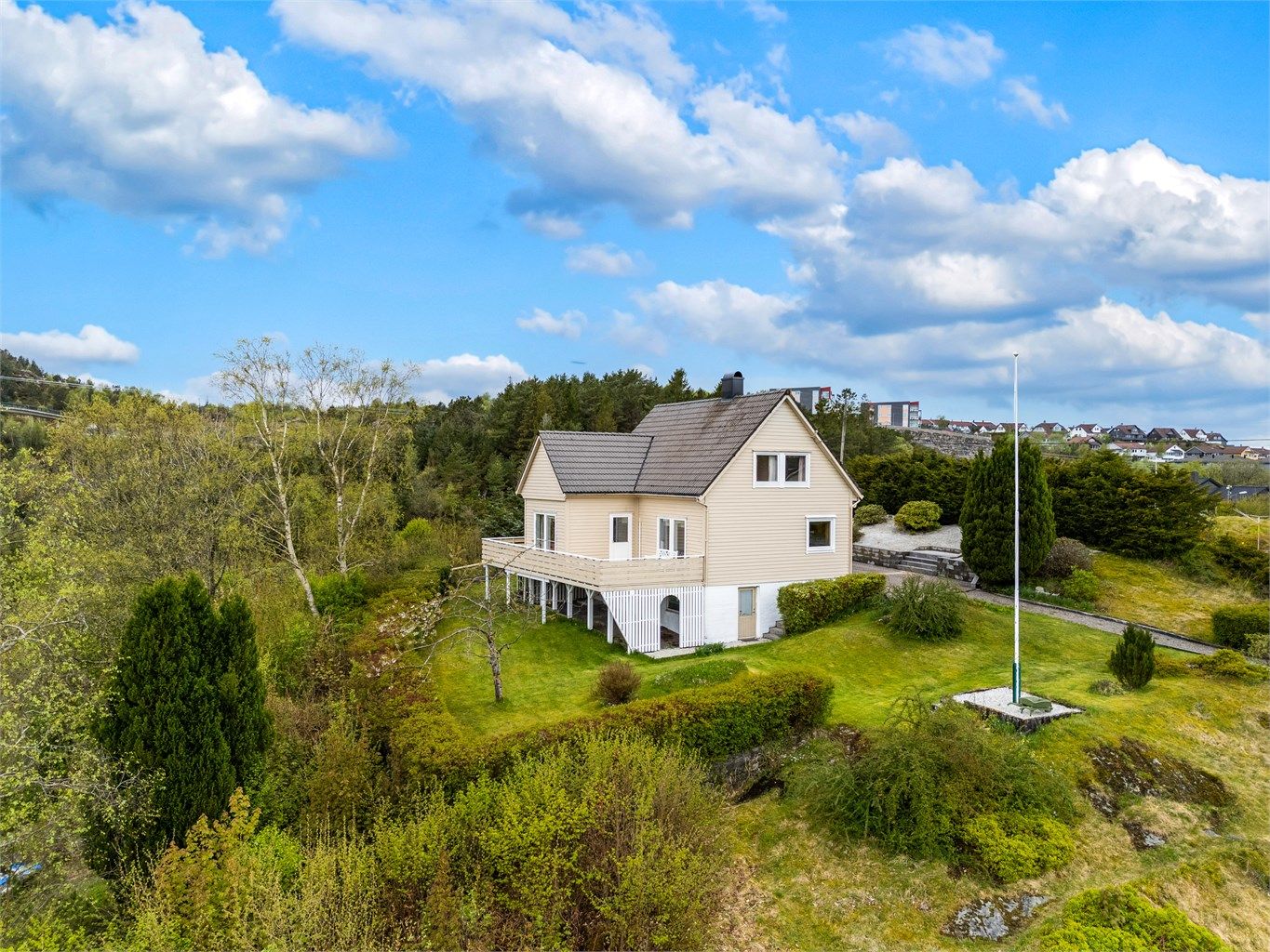 Veldig flott beliggende enebolig med stor tomt - nydelig utsikt