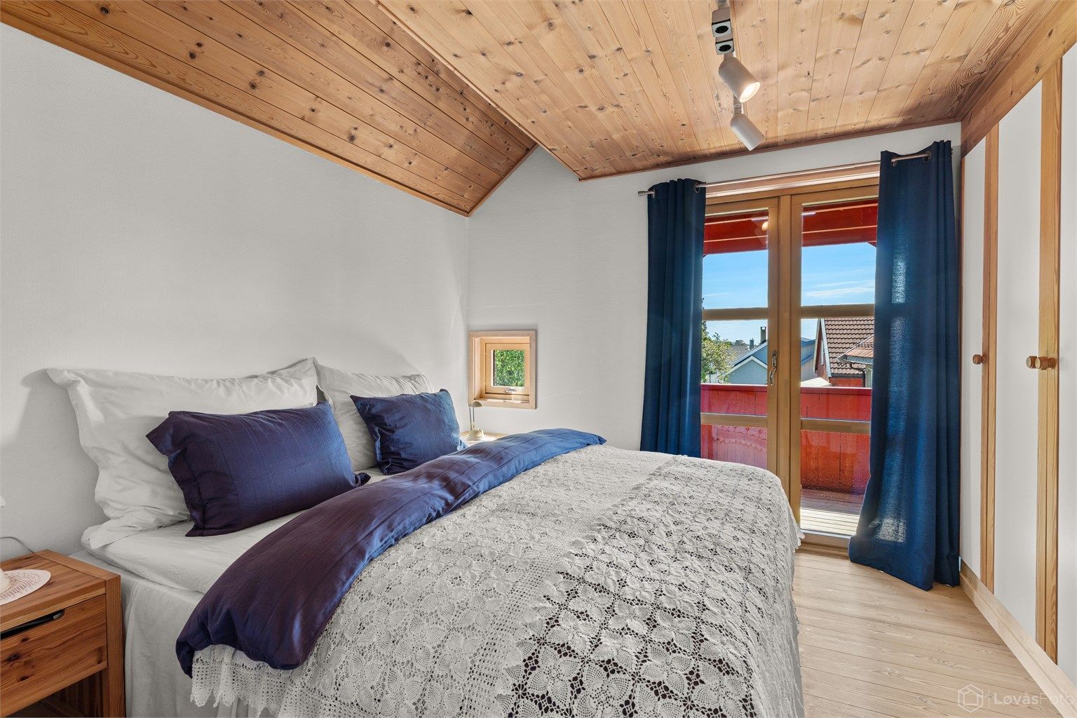 Fra soverommet er det direkte utgang til en overbygget balkong på 7 m².
