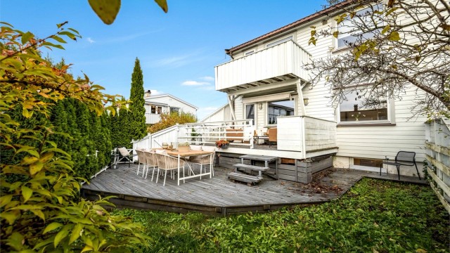 Velkommen til Grågåsveien 4, en fin 2-roms selveierleilighet over to plan i trivelig firemannsbolig rett ved Østensjøvannet!