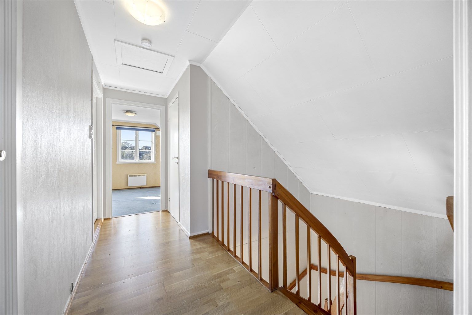 Gangen i loftsetasjen forbinder soverommene og badet.