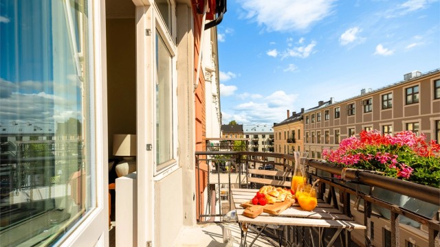 Her er det plass til et bord og et par stoler hvor morgenkaffen kan nytes. Balkongen har også markise.