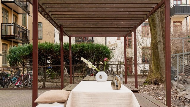 Et hyggelig samlingspunkt for beboerne som lyser opp når mørket setter inn takket være uendelig mange meter med lyslenker.