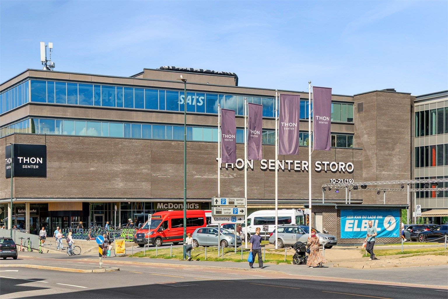 Storo Storsenter ligger ca. 10 minutters gange fra boligen og byr på et omfattende utvalg av butikker, spisesteder og servicetilbud. Rett over veien ligger også ODEON kino.