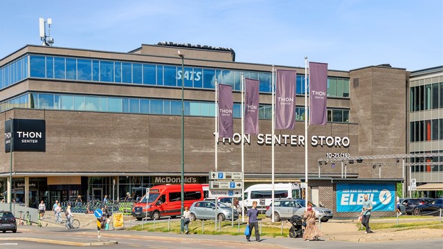 Storo Storsenter ligger ca. 10 minutters gange fra boligen og byr på et omfattende utvalg av butikker, spisesteder og servicetilbud. Rett over veien ligger også ODEON kino.