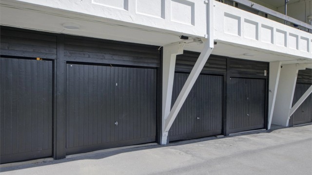 Garasje ved blokkens inngangsparti - med elbillader - forøvrig god plass til gjesteparkering på sameiets tomt