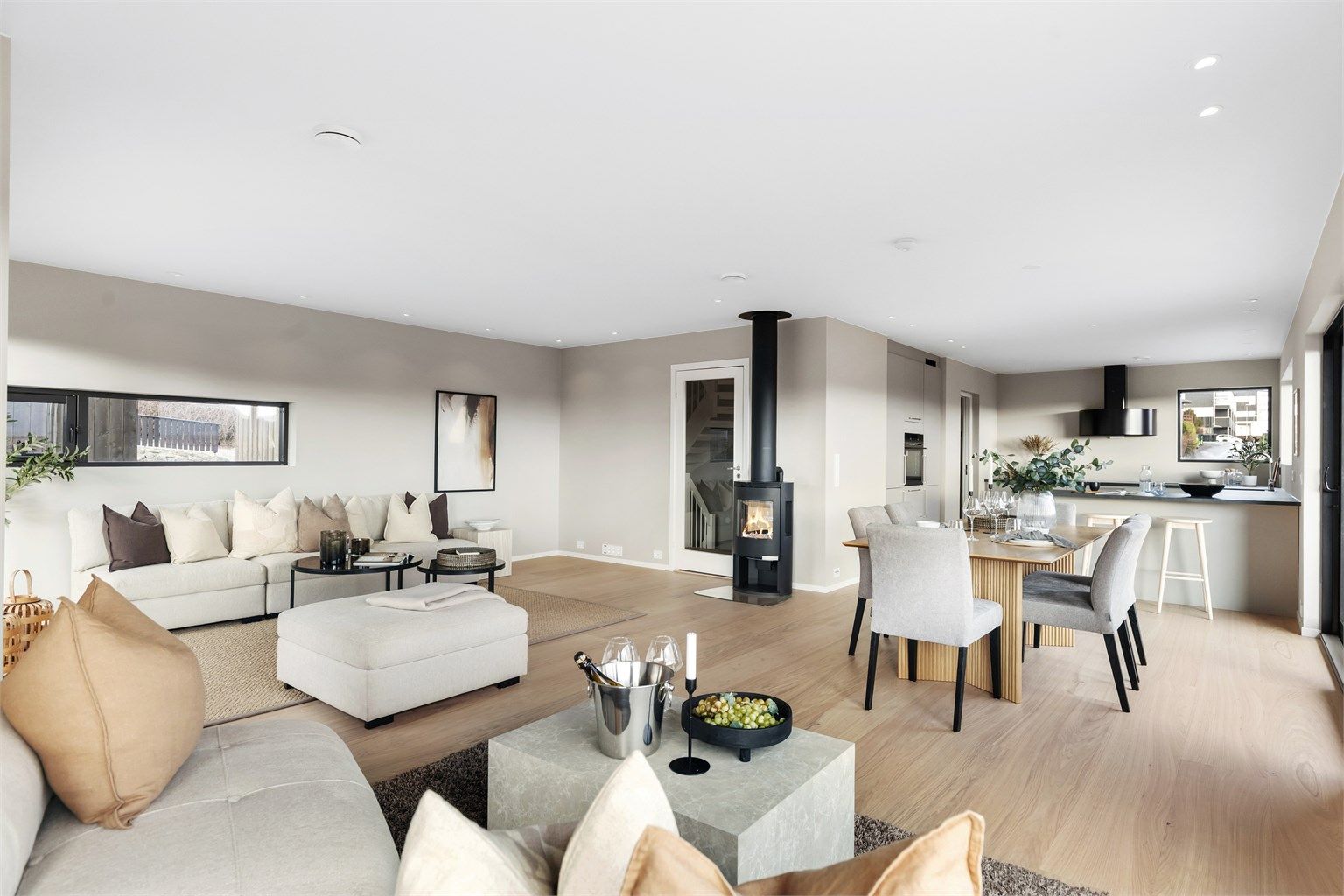 Hovedetasjen har en åpen og sosial planløsning mellom stue og kjøkken.