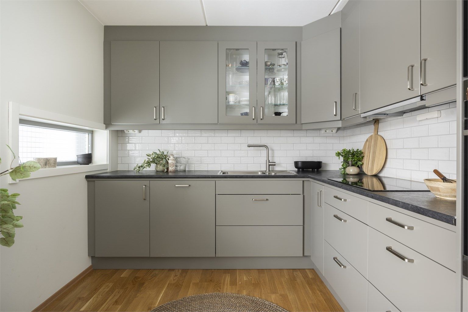 Her har du masse god skap- og benkeplass. 