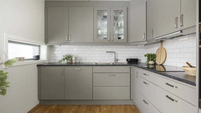 Her har du masse god skap- og benkeplass.