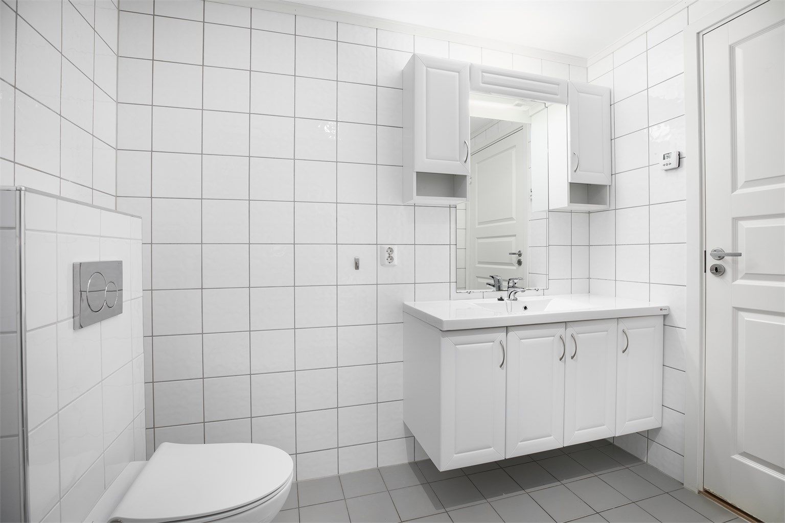 Med over 6 kvm. er badet av generøs størrelse, spesielt i forhold til leilighetens totale areal.