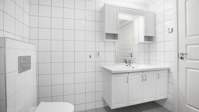 Med over 6 kvm. er badet av generøs størrelse, spesielt i forhold til leilighetens totale areal.