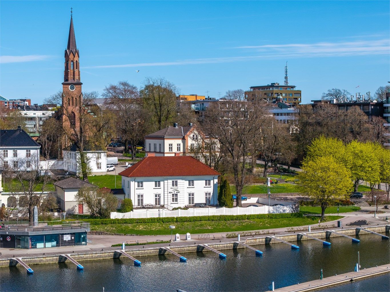Herskapelig, stor og innholdsrik villa beliggende sentralt ved byfjorden i Tønsberg | 6 sov-3 stuer | Solrik terrasse