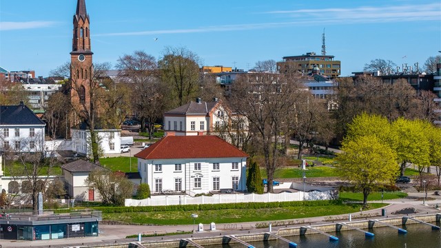 Herskapelig, stor og innholdsrik villa beliggende sentralt ved byfjorden i Tønsberg | 6 sov-3 stuer | Solrik terrasse
