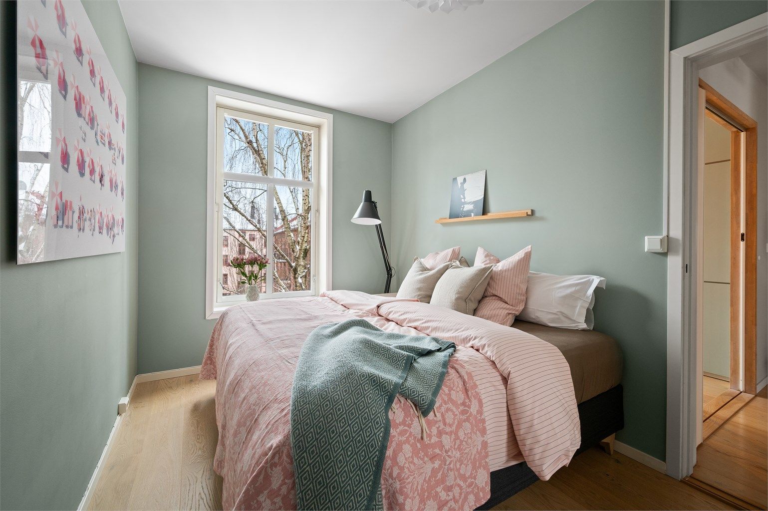 Hovedsoverommet er romslig og vender mot en stille og rolig bakgård.