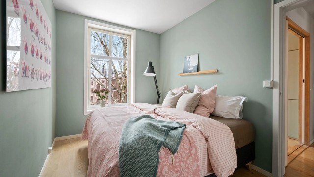 Hovedsoverommet er romslig og vender mot en stille og rolig bakgård.