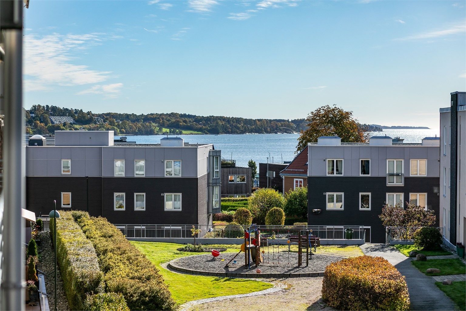 Nydelig utsikt til Oslofjorden og det frodige Ryggelandet i sør - sett fra verandaen.