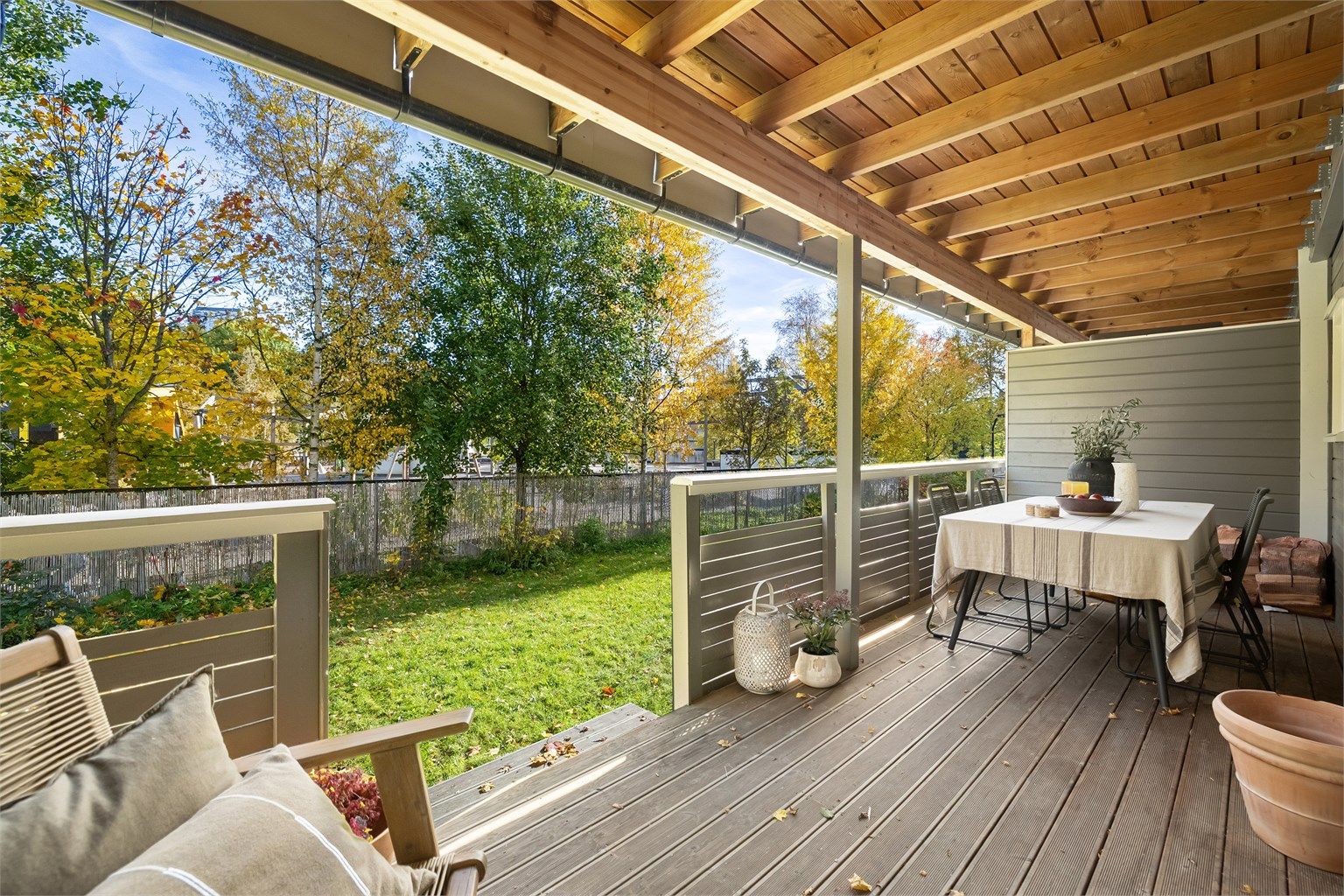 Her får du et flott rekkehus over to plan med to romslige uteplasser og hagedel