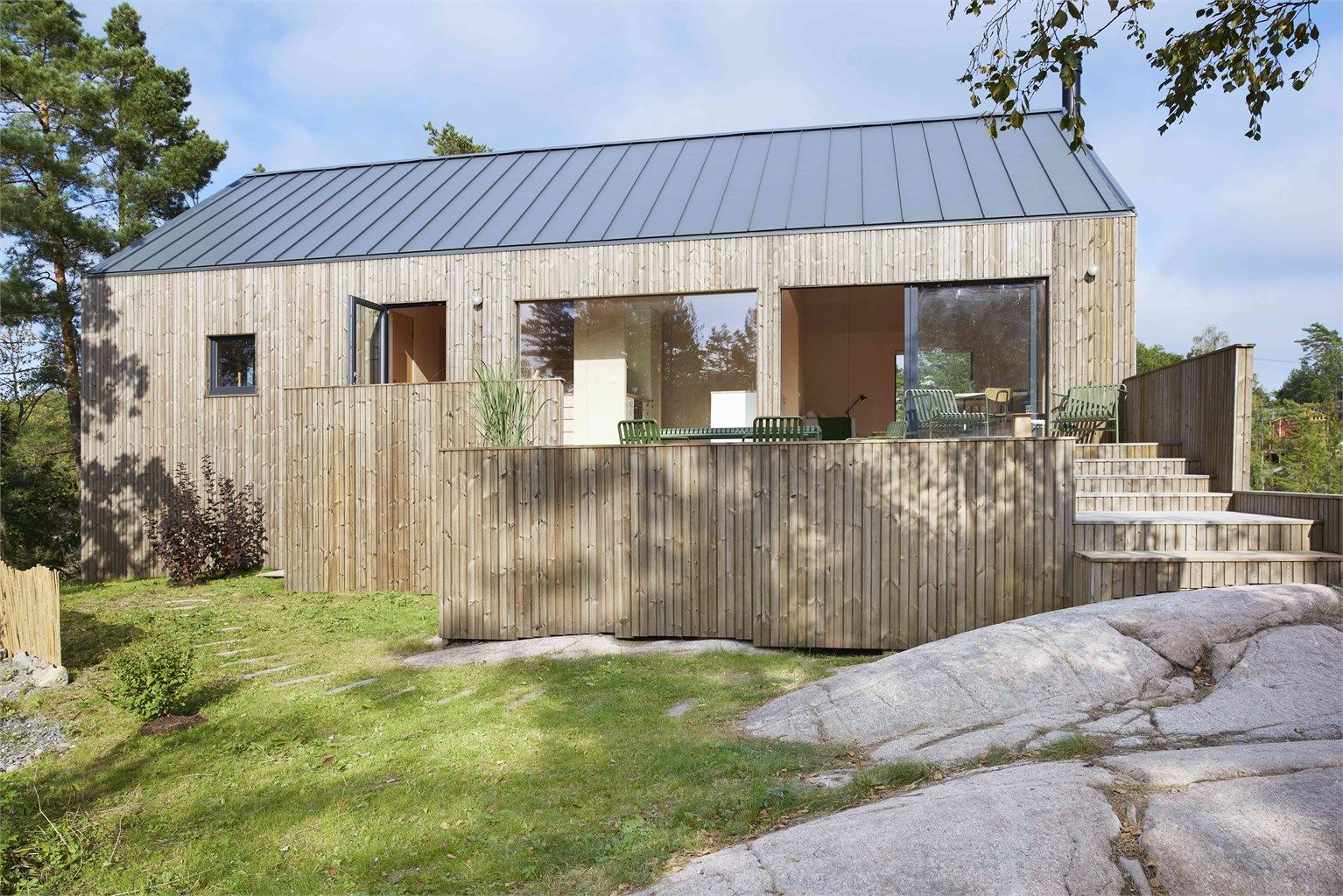 Hytten er påkostet med Møre Royal kledning som krever lite vedlikehold 