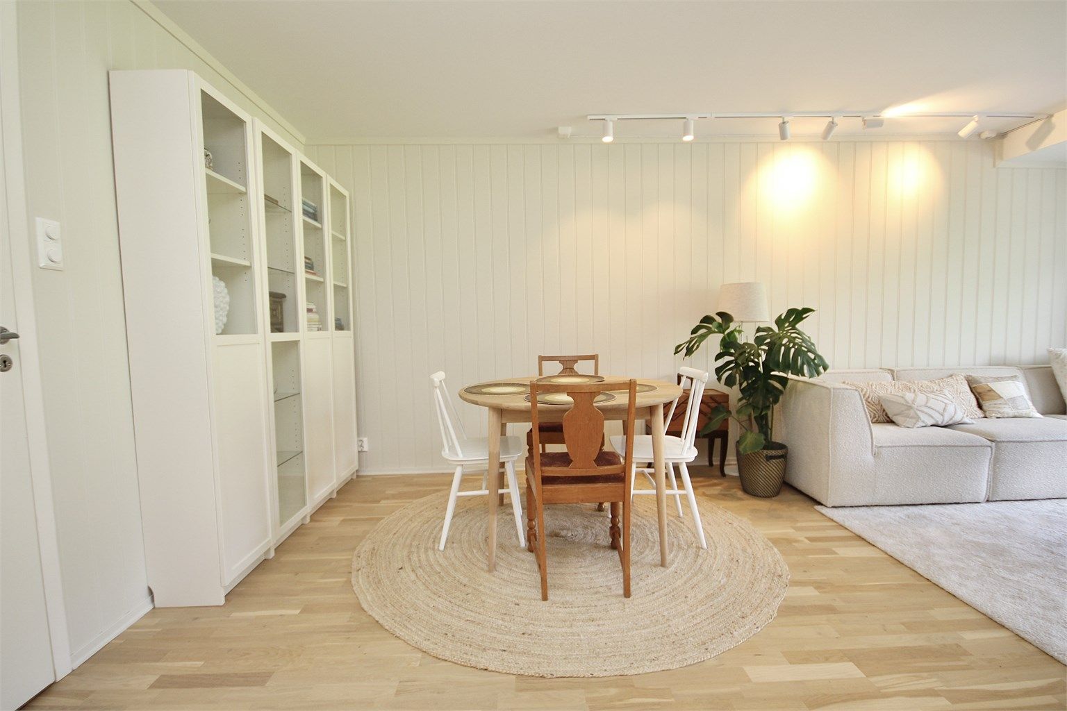 God plass til både sofa- og spisegruppe i stuen.