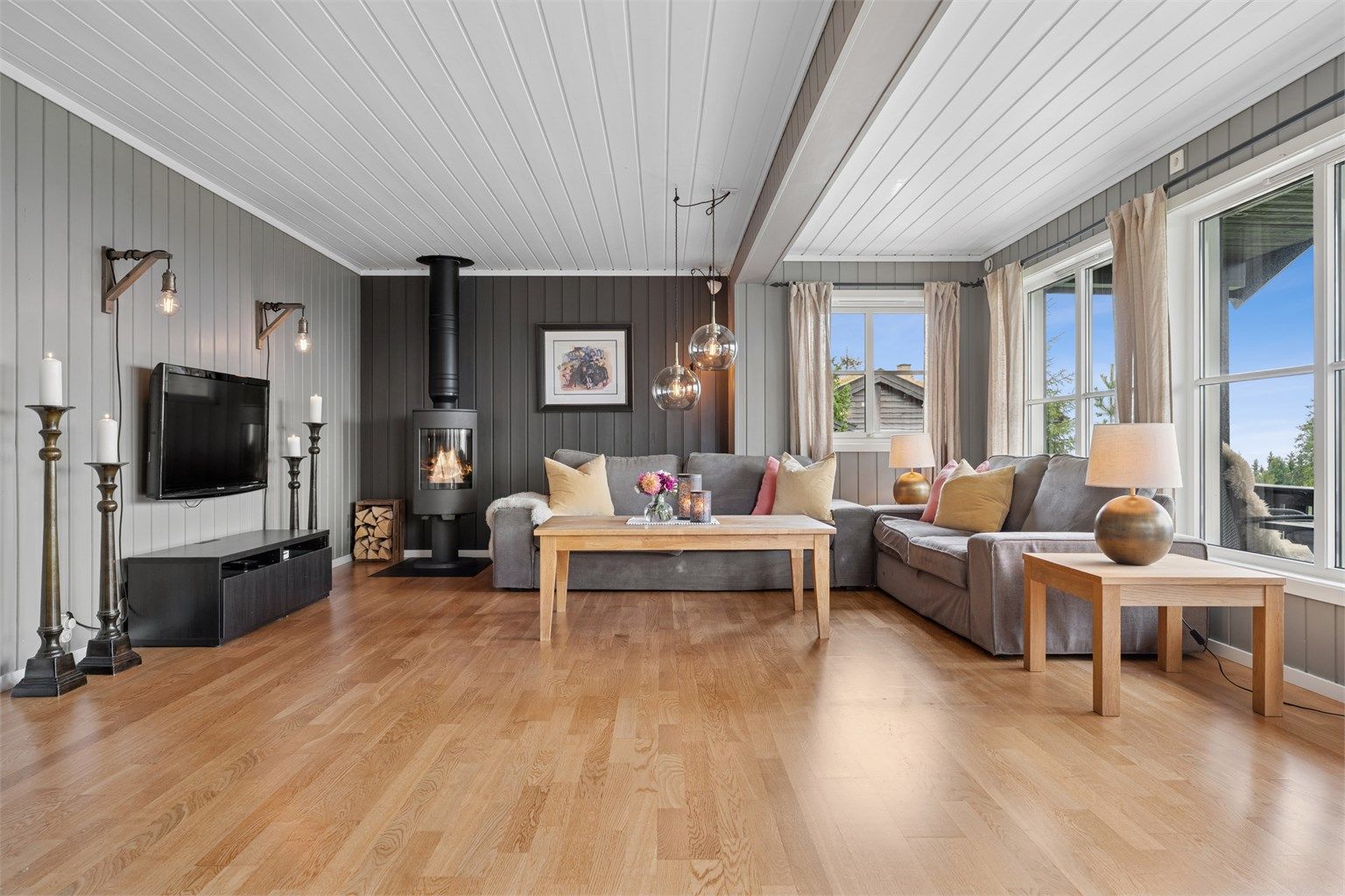 Stuen har god plass til sofagruppe og opplegg for tv, samt peisovn som skaper hyggelig stemning på kalde vinterdager.