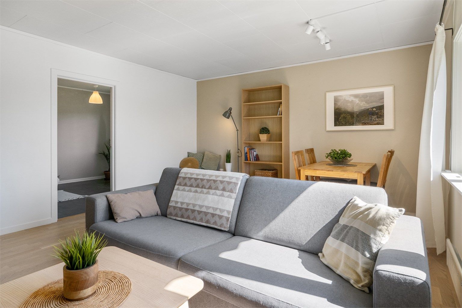 Stuen er lys og luftig