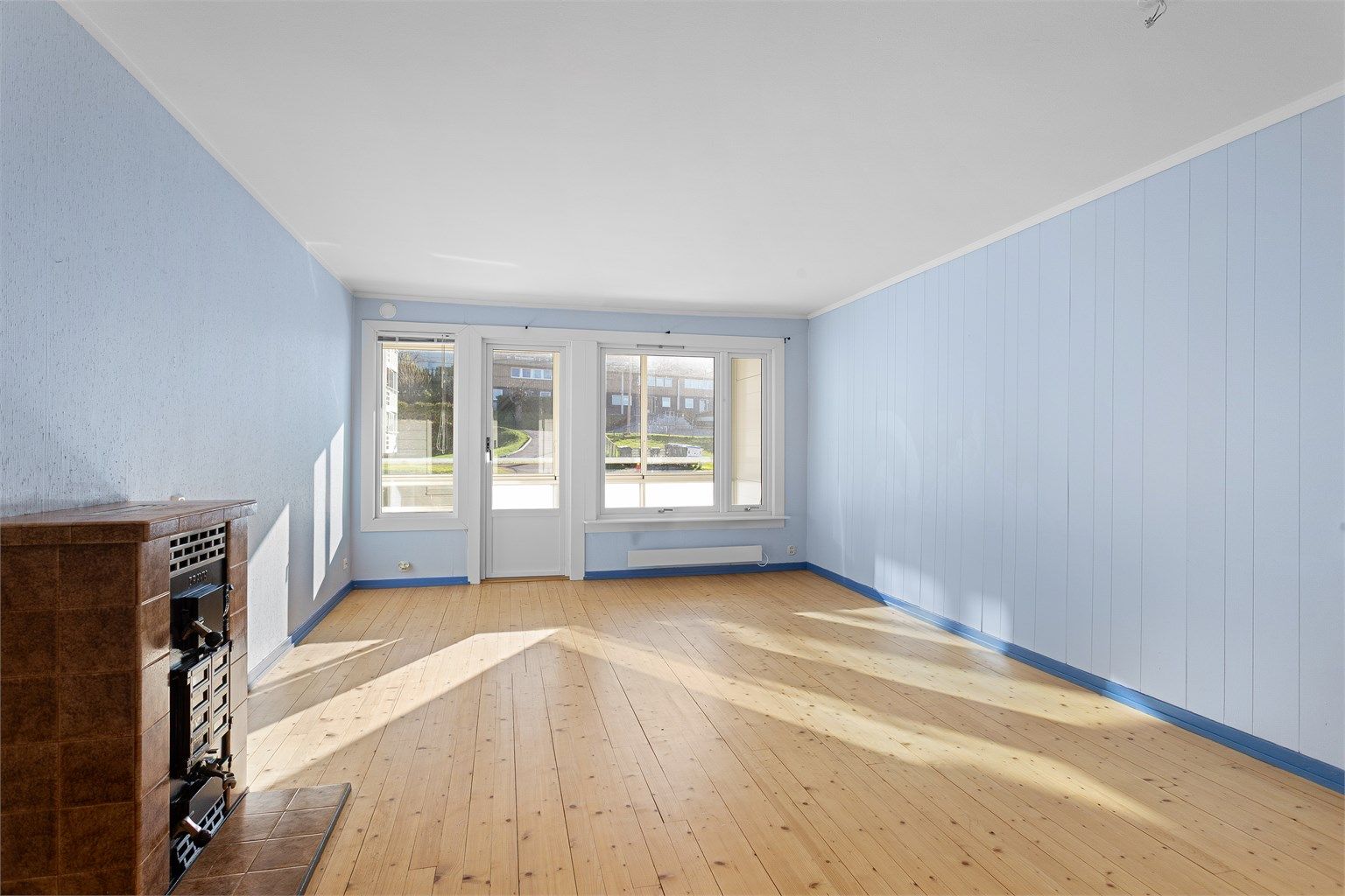 Stuen har heltregulv og direkte utgang til den innglassede balkongen.