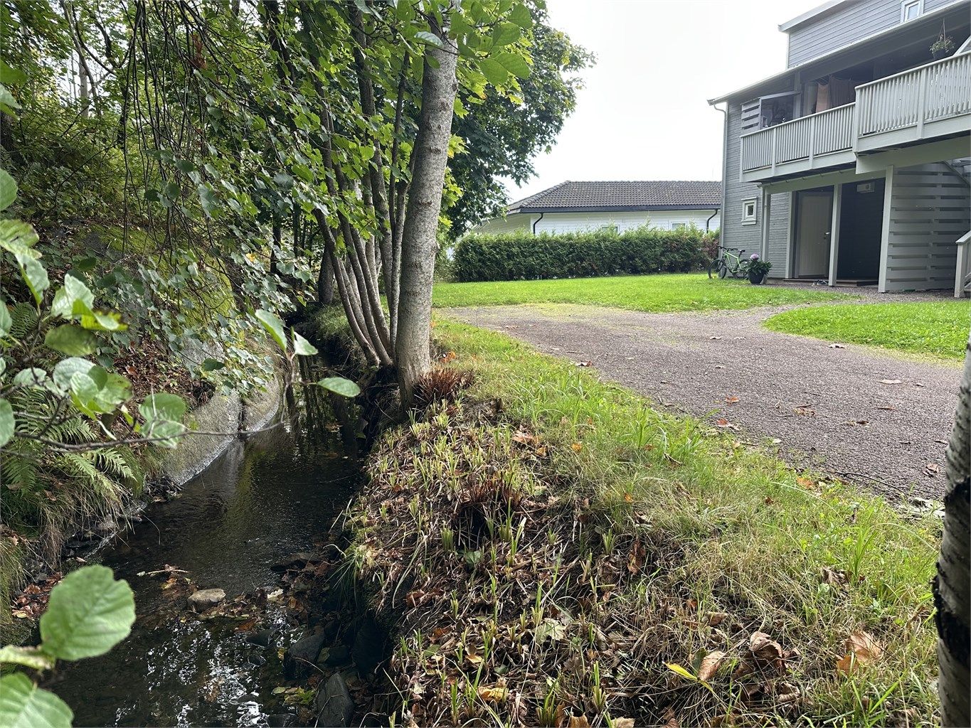 Selgers bilde av bekken ved inngangspartiet