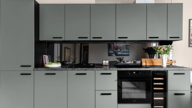 Kjøkkenet består av integrerte hvitevarer bestående av ovn, induksjonstopp, kjøl/frys, vinskap og oppvaskmaskin