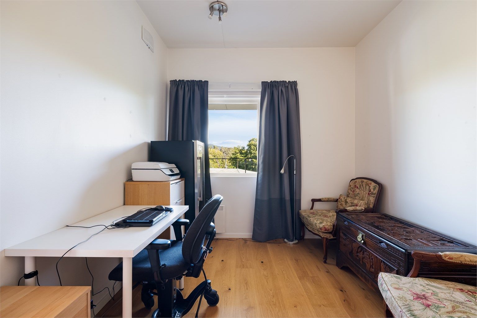 Det andre soverommene egner seg godt som et gjesterom, barnerom eller kontor og har i liket med hovedsoverommet stor vindusflate som slipper inn godt med lys.