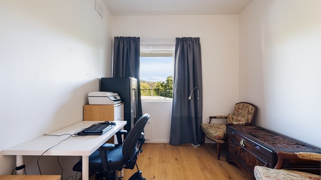 Det andre soverommene egner seg godt som et gjesterom, barnerom eller kontor og har i liket med hovedsoverommet stor vindusflate som slipper inn godt med lys.