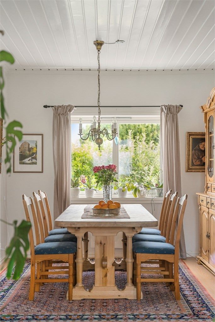 Fra spisestuen er det utsyn mot den grønne og frodige hagen.