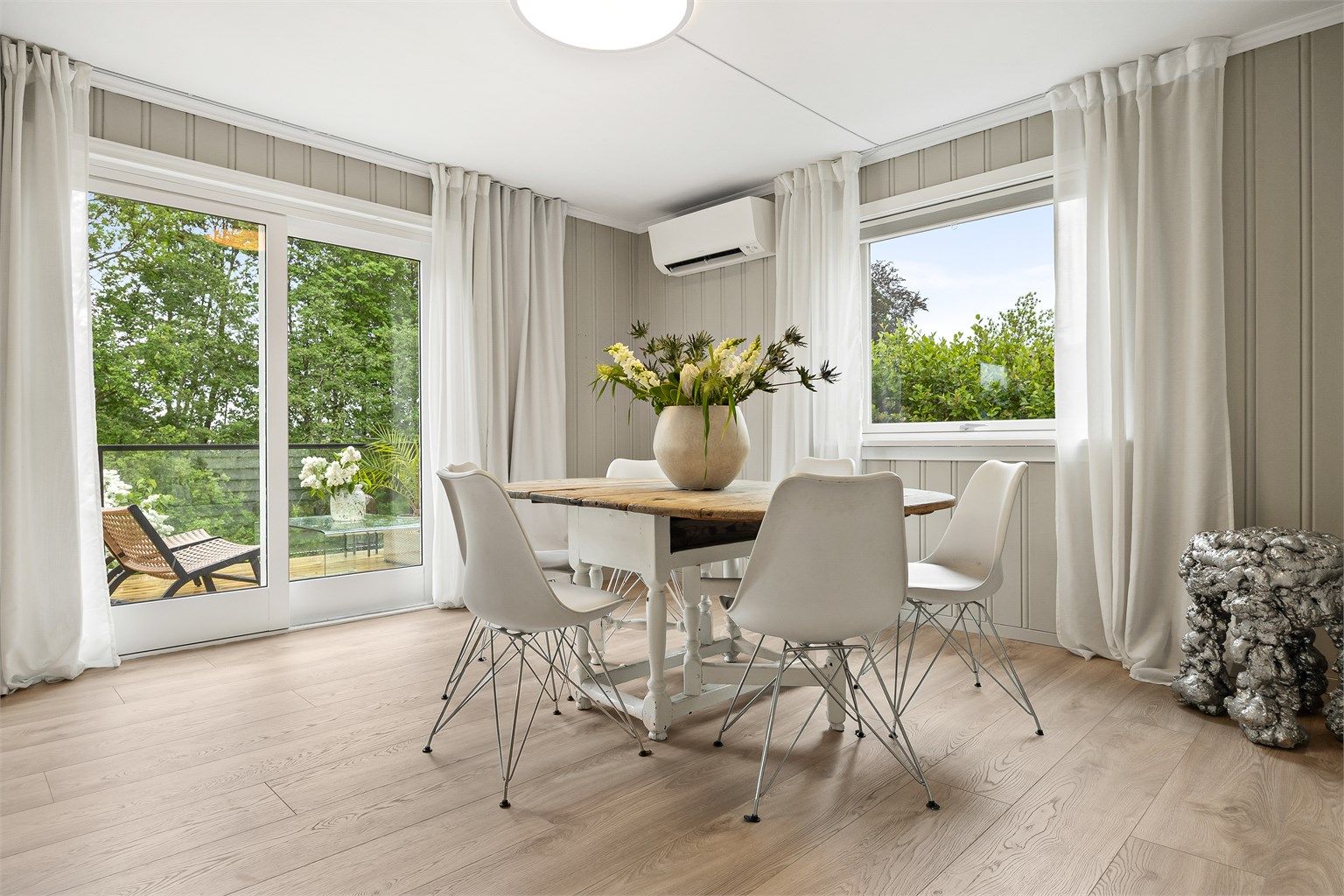 Fra spisestuen er det direkte utgang til en sydøst-vendt veranda på rundt 15 m².