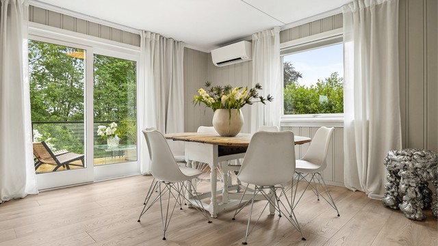 Fra spisestuen er det direkte utgang til en sydøst-vendt veranda på rundt 15 m².