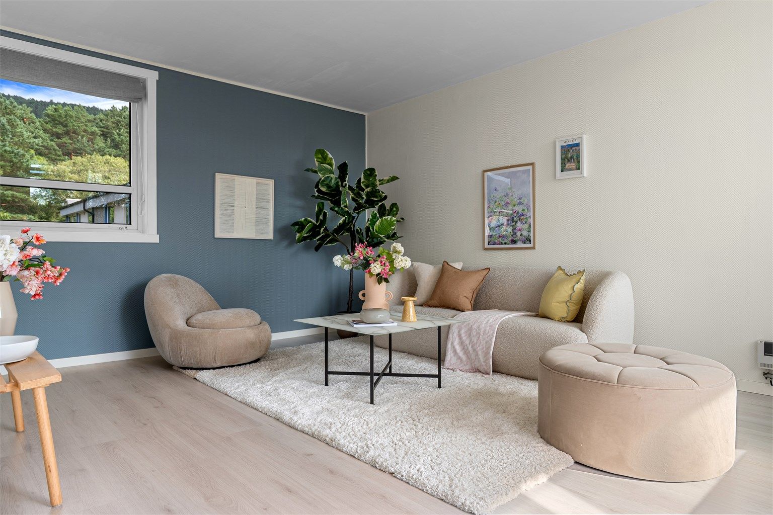 - Lys og romslig stue med plass til spisegruppe og sofakrok -