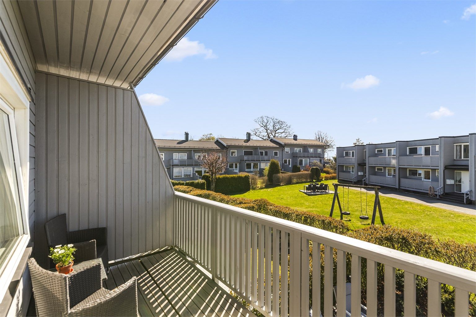 Balkongen er en fin, privat uteplass med plass til en liten sittegruppe.