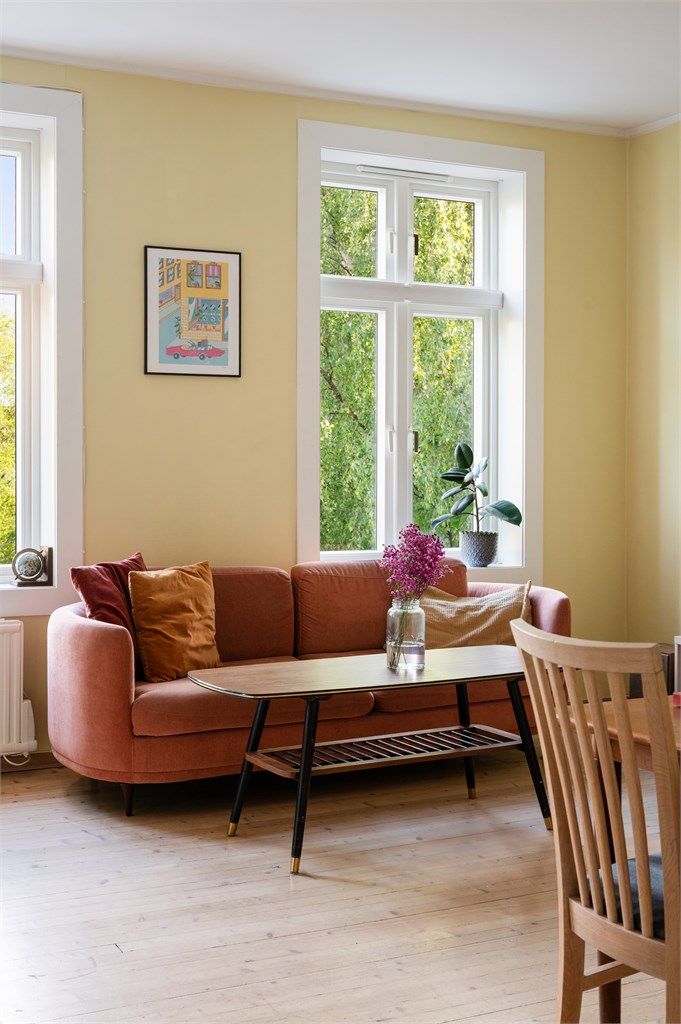 Boligen byr på klassiske detaljer som god takhøyde, masse naturlig lysinnslipp fra store vindusflater og originale tregulv