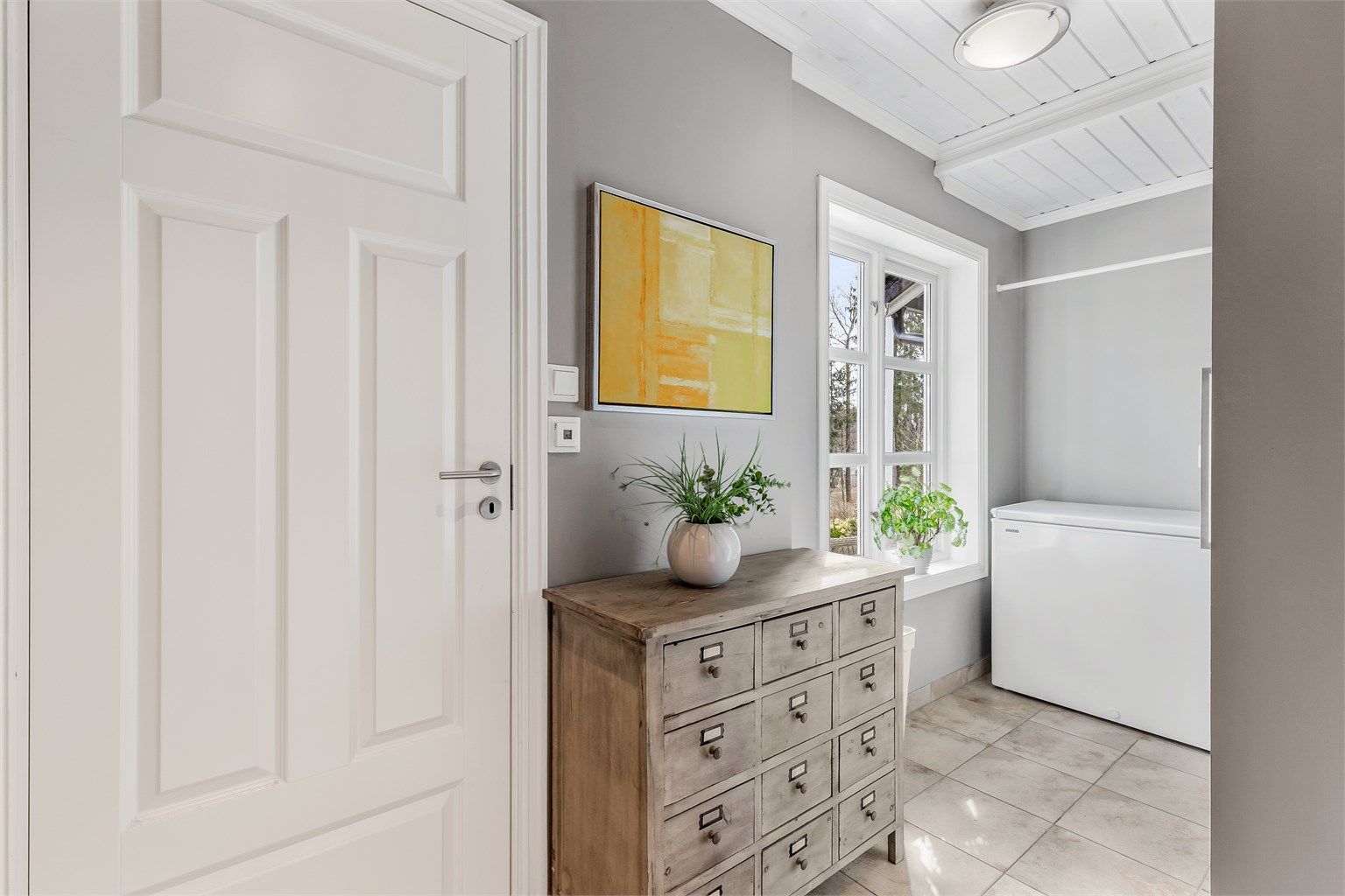 Vaskerom fra byggeår. Flislagt gulv med gulvvarme. Vegghengt innredning med nedsenket utslagsvask med armatur. Mekanisk avtrekk med ventil i vegg. Opplegg for vaskemaskin.