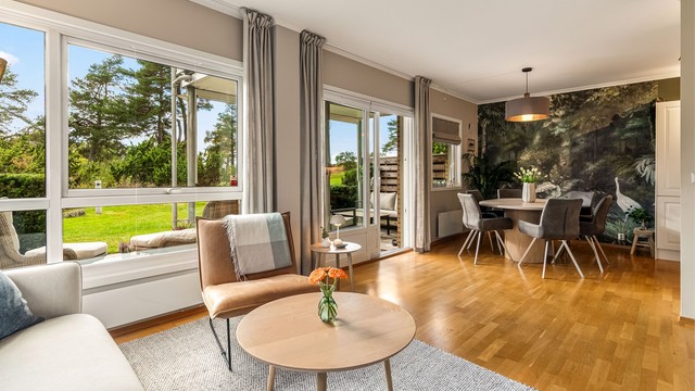 Fra stuen er det direkte utgang via skyvedør til den vestvendte plattingen.