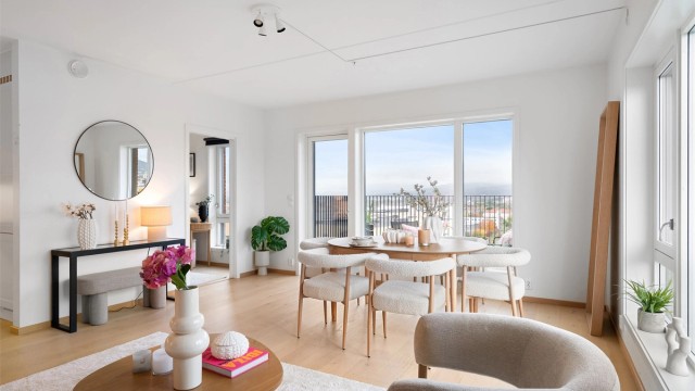 Utsikt får du glede av til og med fra sofakroken helt innerst i stuen.