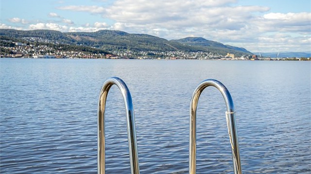 Klar for et morgen- eller kveldsbad fra egen brygge.