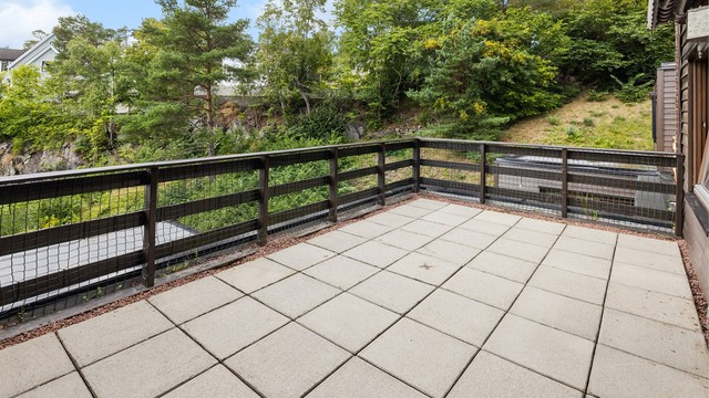 En stor uteplass med god plass til sittegruppe og beplantning.