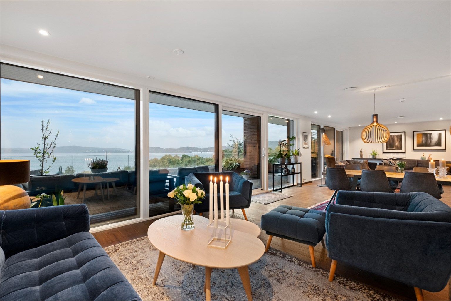 Koselig sofakrok i tilknytning til kjøkken - også her er det flott fjordutsikt