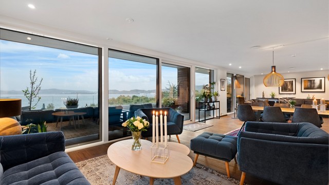 Koselig sofakrok i tilknytning til kjøkken - også her er det flott fjordutsikt