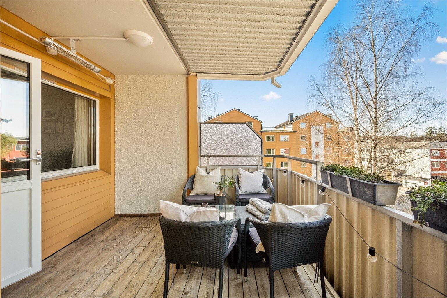 Den romslige balkongen på 11 m² har god plass til en hyggelig sittegruppe.