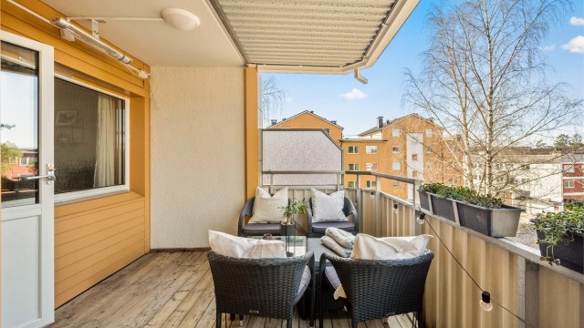 Den romslige balkongen på 11 m² har god plass til en hyggelig sittegruppe.