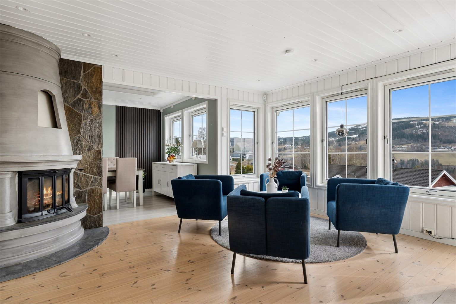 Praktisk planløsning med tre soverom, flere oppholdsrom og fleksibel loftsetasje.