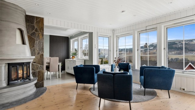 Praktisk planløsning med tre soverom, flere oppholdsrom og fleksibel loftsetasje.