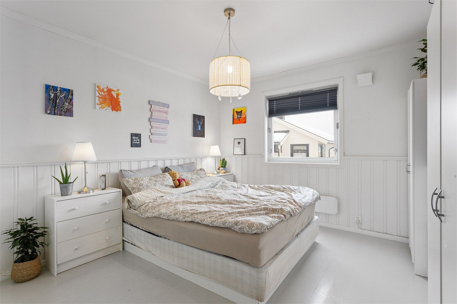 Lyst og romslig hovedsoverom med plass til dobbeltseng og garderobeløsning.